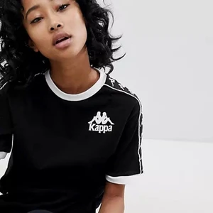 Kappa T-shirt  - Svart t-shirt från kappa! Köpt för nåt år sedan, väldigt bekväm och stilig. Aldrig använd bara testad då den inte kommit till användning, köptes på zalabdp för 350 kronor och säljer för 80 men priset kan diskuteras