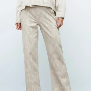 Zara jeans (mönster) - Säljer dessa sjukt coola jeansen från zara. De är i storlek 36 och är så de går över skorna (jag är ca 167 cm). Om du är intresserad eller har några frågor är det bara att skriva💘💘