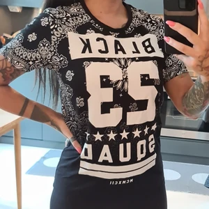 T-shirt S - Cool T-shirt i gott skick 😃