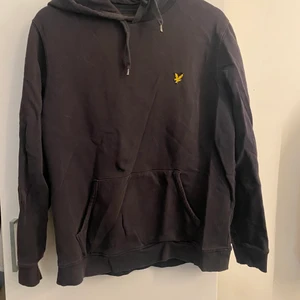 Hoodie lyle&scott - Säljer en svart lyle&scott hoodie. Fint skick och säljer pga att den ej används något mer .stl L men passar även M !! Meddela för intresse :) 