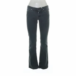 grå lågmidjade bootcut jeans - säljer dessa trendiga lågmidjade utsvängda jeansen märke filippa k💗💕 midja 29 längd: 24, säljer för att de tyvär inte passade😢  köparen står för frakt