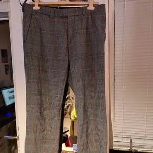 J.lindeberg byxor  - j.lindeberg byxor med coolt möster i storlek 52. Ny pris (tror jag) var 1400 kr. Lite små i storlek. Perfekta höst färger :-) 