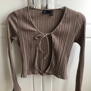 Söt topp - Jätte söt topp från Asos. Aldrig använd. Nypris är 350 kr. Hör av er vid fler bilder🥰