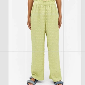 Gröna byxor från monki i strl S❤️ - INTRESSEKOLL på dessa suuper fina gröna byxor från monki i ett suuper skönt material!🥰☺️Frf oklart om jag ska sälja dom men om jag får ett bra pris för dom så säljer jag de💞De är aldrig använda utan endast testade då jag köpte de för någon dag sen, säljer för behöver pengar🙃💕💞