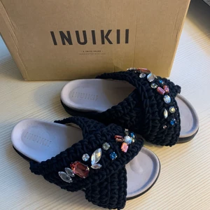 Inuikii tofflor  - Super snygga inuikii tofflor som är slut nästan överallt i storlek 38! Köpte tyvärr fel storlek. Aldrig använda. Org pris 2100kr nypris 1500kr