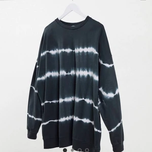 Mörkgrå Sweatshirt i batikmönster - En mörkgrå sweatshirt i oversize med batikfärgad ränder. Super fin och använd bara några få gånger så praktiskt taget i nyskick🤩🤩 Köpt på Asos för 349kr i storlek 54/4XL och säljer nu för 234kr😍