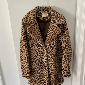 Leopard jacka  - Strl S. Mjuk och skön kappa i fuskpäls. 100% polyester! Normal i storlek, två fickor och dolda knappar. 