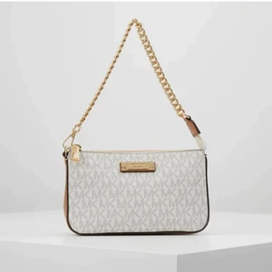 Michael kors - Säljer en Michael kors, helt oanvänd eftersom det inte var min stil. Köpt från zalando. Skriv för fler bilder💕 QR koden finns i väskan för äkthetsbevis.