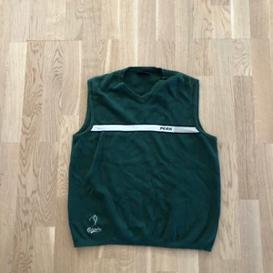Peak Performance - Väst - Hej! Säljer min väst från Peak Performance och Carlsberg. Denna köpte jag second hand för 200kr och har använt den max 3 ggr. Den är i 100% bomull och i storlek S. En riktigt nice väst!