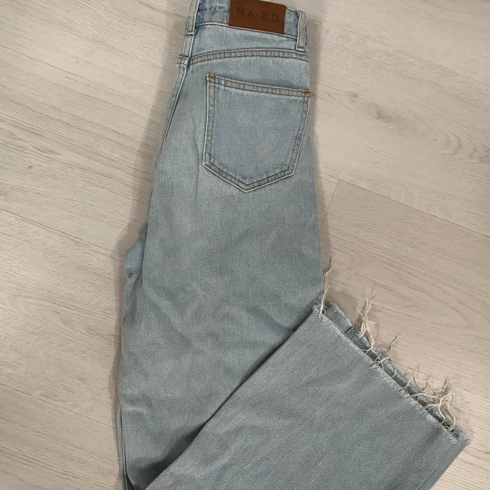 Ljusblå jeans från NAKD. Skriv för fler bilder!<3 Ledande bud: 80kr. Jeans & Byxor.
