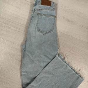 Jeans- NAKD - Ljusblå jeans från NAKD. Skriv för fler bilder!<3 Ledande bud: 80kr