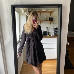 Brun klänning från Milenalesecret x NAKD - Använd 1/2 gånger , Jätte fin klänning som bara inte kommit till användning mera. 