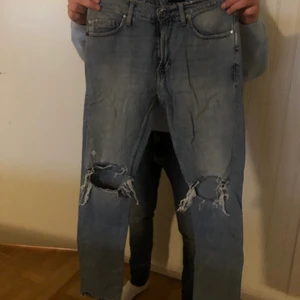 tiger of sweden jeanse - snygga tiger of sweden jeanse med hål i knäna