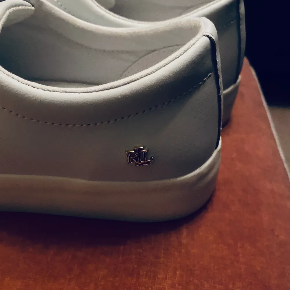 Supersnygga vita  Ralph Lauren slip on sneakers med gulddetaljer.. Skor.
