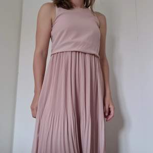 En klänning som jag köpte inför ett bröllop för cirka 3 år sedan. Fint skick, använd 2 gånger. Klänningen går ner till vaderna på mig (är 168 cm lång).
