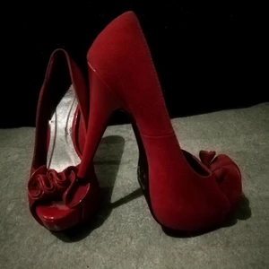 Eleganta Röda Pumps, 35/36 👠 - Läckra röda pumps med snygga detaljer och öppen tå. Klackarna är endast använda vid ett tillfälle dock fortfarande som nya. Kan användas till festligheter, bröllop, semestrar eller varför inte till en fin middag. Klackarna är köpta i Italien för ca 1 år sedan och därefter legat fint förvarade. (finns ej kvar i butik).                              STORLEK: 35/ liten 36a. Fler bilder kan skickas vid intresse.     Ordinariepris: 110€.  (CA 1000:-) 🛍️📦💌                                  