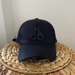 Moose knuckles kepa svart - säljer en svart moose knuckles keps i väldigt bra skick, använd 3-5 gånger. köpt på johnells för 1299kr säljer den för 499 + frakt som köparen står för. skriv om det är något ni undrar över 🤎