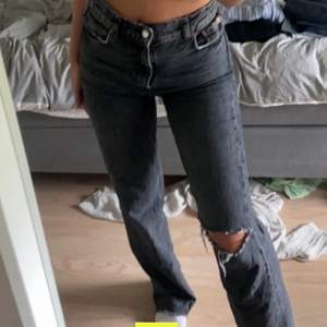 Zara jeans i nyskick, långa i benen och passar för de som är 170 + men går att klippa 💓