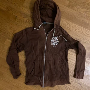 Vintage Stussy zip-hoodie - Köpt på Nocricketfashion för ett par månader sedan för 800kr, inte använd mycket sen dess. Storlek M för killar 