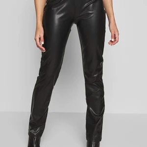 Byxor i faux skinn - Bild lånad från hemsidan för passform) Endast testade byxor i faux skinn från Nelly