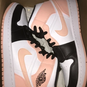 Jordan 1s - använda en gång, köpte fel storlek, har 36 råka köpa 39 kan ej lämna tbx de så def valde jag att sälja. Betalde 2,300kr för de  betalde, men säljer för billigare, jättebra skick 