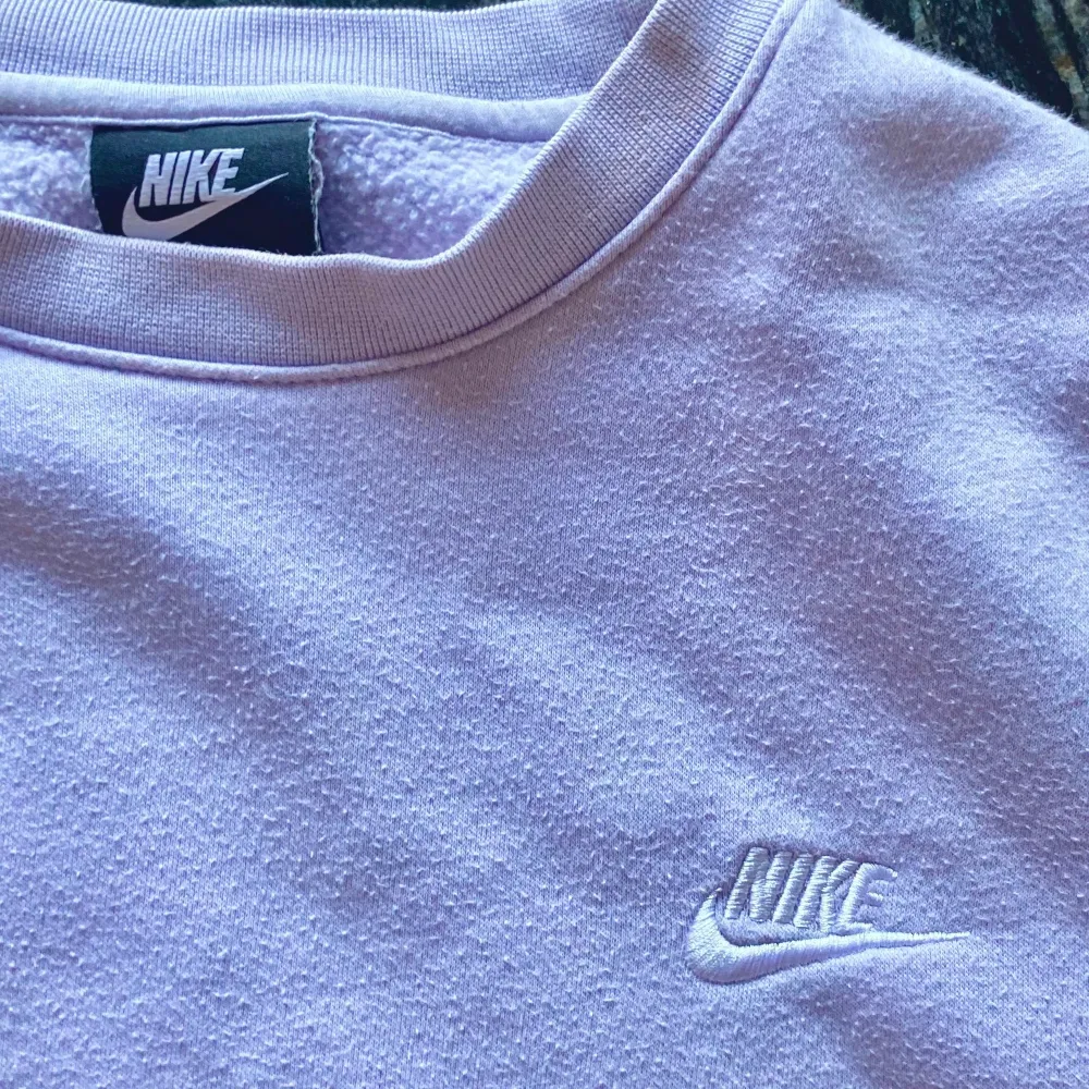 Publicerar igen pga vinnare av budgivning ångrade sig. Köpt här på plick men säljer nu vidare, supermysig nike tröja i lila! 💜 även de lågmidjade jeansen är till salu, kika min profil!. Tröjor & Koftor.