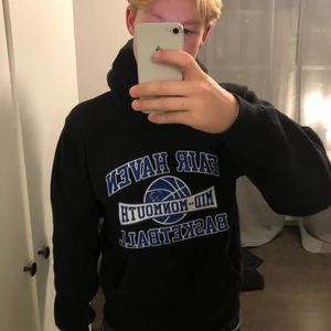 Vintage Hoodie  - Säljer denna snygga svartblåa vintage Hoodie, den är i M och sitter bra på mig som brukar ha M så trolig i storlek skulle jag säga. Kolla min sida för fler snygga hoodies!!