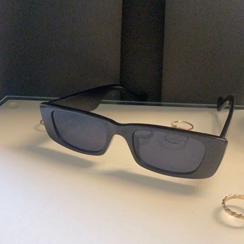 Dessa jätte fina solglasögon med inspiration från 2000 talet ✨😍 Köpt dessa från Shein som kostade 50 kr hos shein. Inga repor eller sånt på dom , ser helt nya ut! (Swipa för att se hur glasögonen såg ut från SHEIN). Accessoarer.