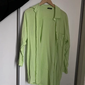   - Klänning från boohoo. Storleken syns inte på klänningen men skulle säga att det är en M/L storlek❤️