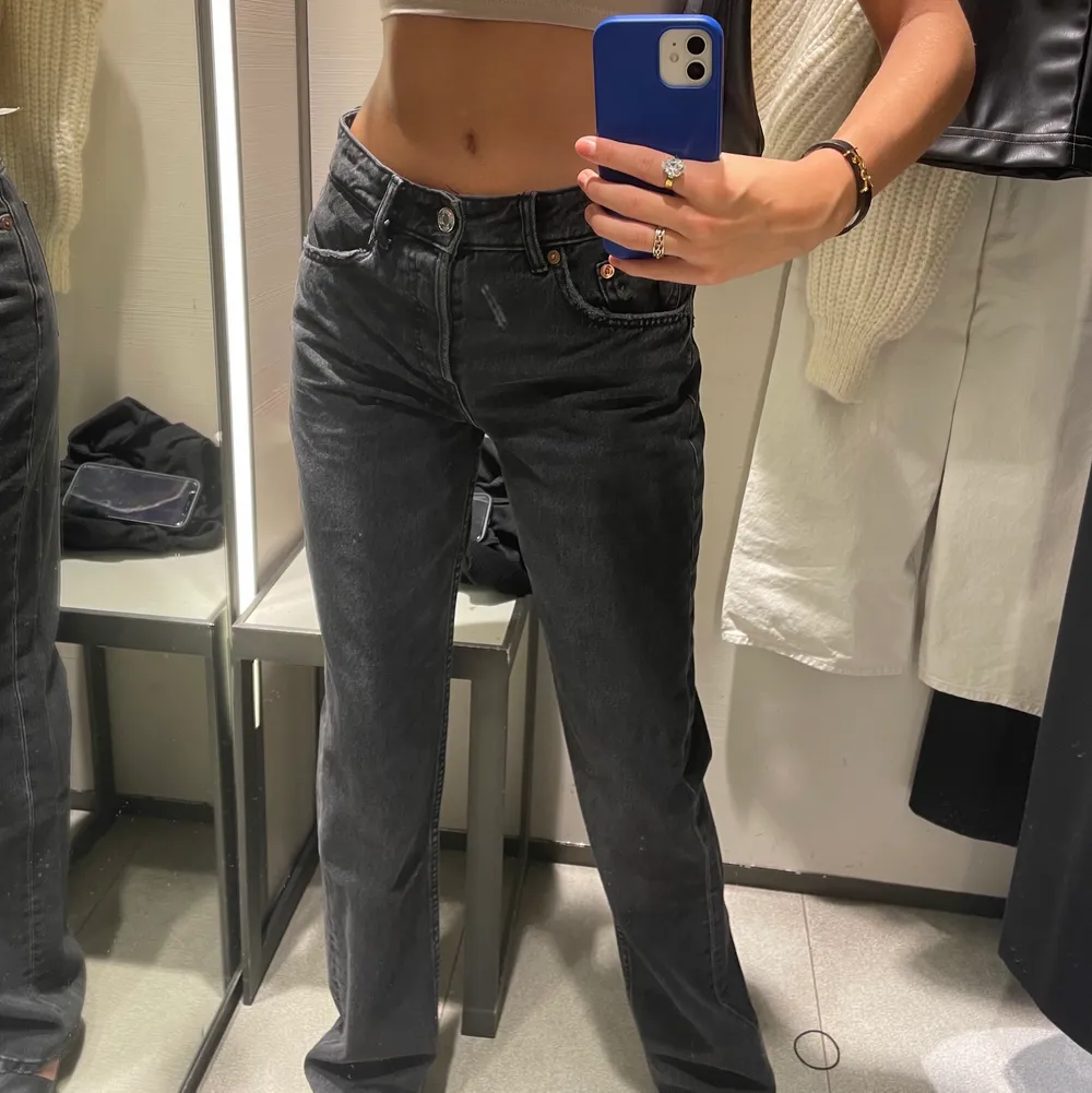 Mörkgrå jeans från zara i modellen mid rise full length helt oanvända, se kommentarerna för budgivning💞💞 rätt små i storleken och skulle säga att jeansen passar ca 172. Jeans & Byxor.