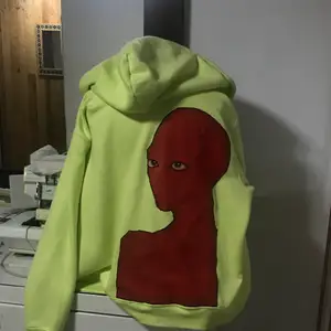 Hand gjord zip up hoodie jag hade målat den o alt den är storlek xL från hm men jag målade alt som är på den one of a kind vi kan prata om priest 😌