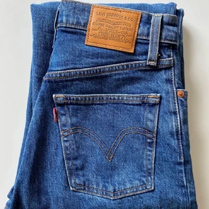 Levi’s ribcage straight W24L27 - Levis Ribcage straight i så snygg mellanblå tvätt. Lite stretch (1% elastan). OBS! Uppsydda till en innerbenslängd på ca 64cm. Köpare står för frakt, ca 70kr.