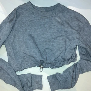 Grå NA-KD tröja Str XXS - Bra skick, knappt använd. Ljus grå tröja