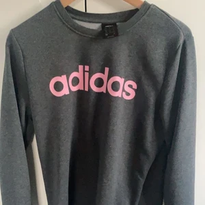 Adidas  - Säljer superfin lite tjockare Adidas tröja i superfint skick💗 GRATIS FRAKT 🥰