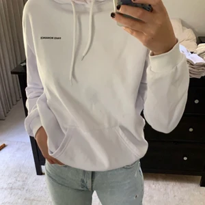 Vit hoddie  - Säljer min svin snygga vita hoddie pga av att den inte kommer till användning storlek M passar 160+ skulle jag tro, använd Max 3 gånger så i fint skick köpte på Zalando för 349kr säljer för 249kr (priset kan diskuteras) 