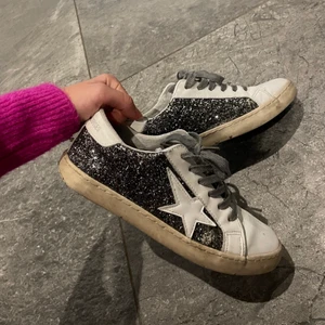 les temps des cerises - Glittriga superfina & sparsamt använda sneakers från les temps des cerises! Modellen i sig har en ”smutsig sula” men tvättar självklart upp dem innan jag skickar iväg dem! (Skorna är inköpta i våras för 749kr) 💕