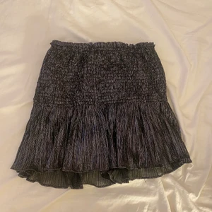 Silver kjol - Säljer denna jätte trendiga silver kjolen. Helt slutsåld och svår att få tag på!!! Jag säljer den för 250kr och vid flera intreserade sker budgivning!! 