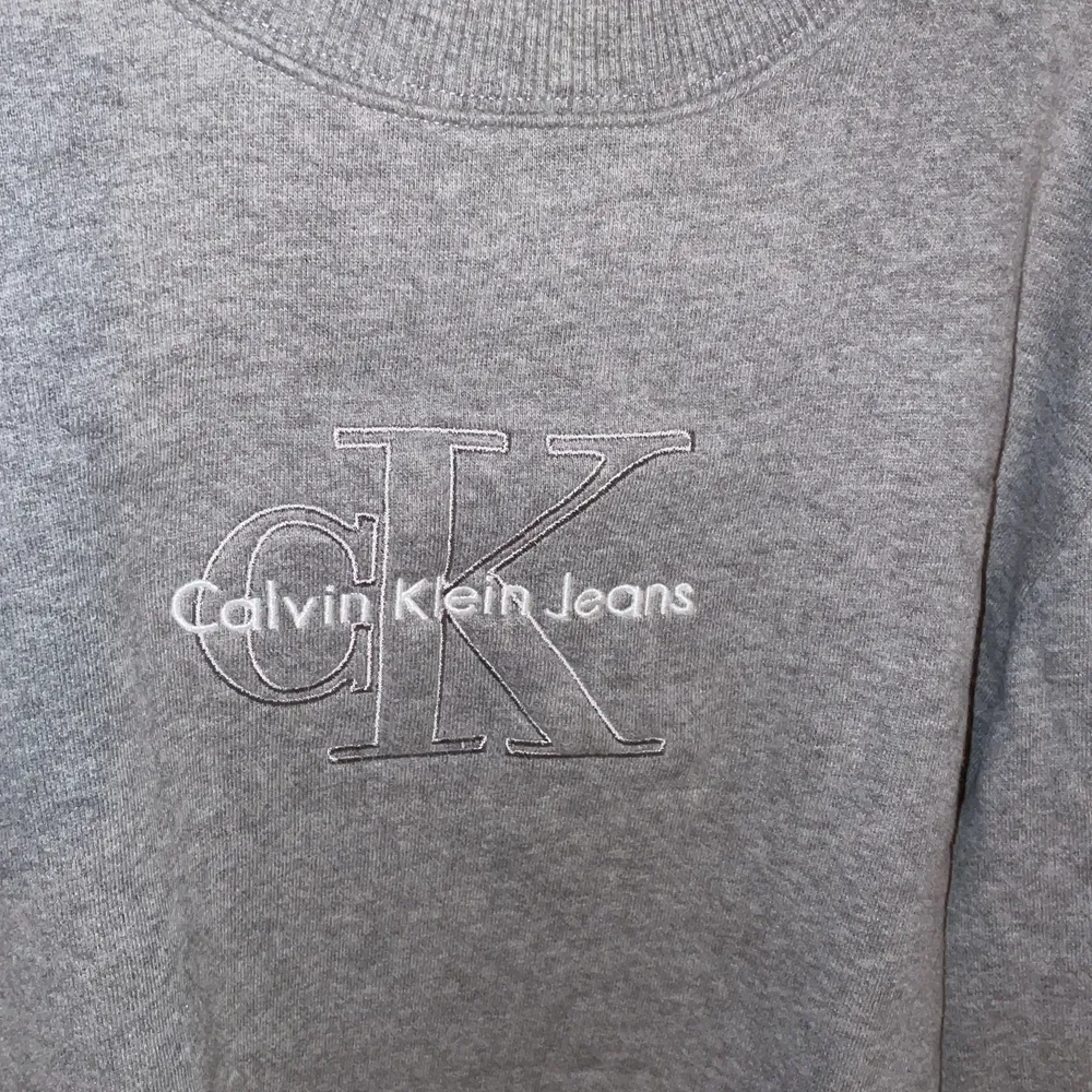 En tjocktröja från Calvin Klein! Superfin med högre krage.. Tröjor & Koftor.