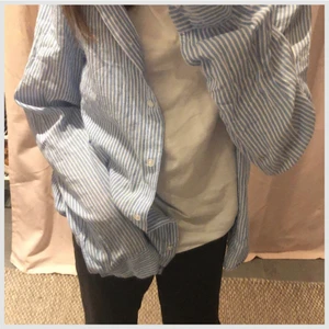 Skjorta  - Jätte snygg skjorta, bra skick. Snygg och trendig. 40 plus frakt. 