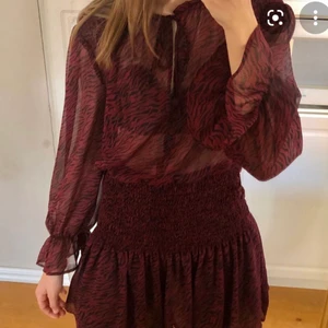 Zara klänning  - Säljer super fin zara klänning som är slutsåld. Buda från 150 kr eller köp direkt för 350 kr. Frakten ingår inte💓 (bilderna är lånade) 