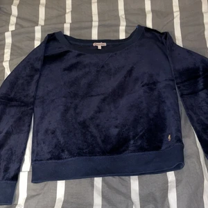 Juicy Couture tröja - En fin tröja som jag redan tyvärr har en liknande å säljer därför denna. Kan va svårt att se på bilderna men den är mörk marin blå. Frakt står köparen för!