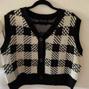 Stickad väst - Snygg stickad väst i stl S, snygg att ha bara som den är eller med en tröja under! 💗⭐️⚡️