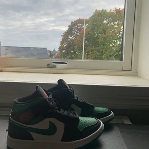 Jordan 1 pine green - Storlek 37,5 helt nya säljer dom för att dom är för små på mig. Köparen står för frakten