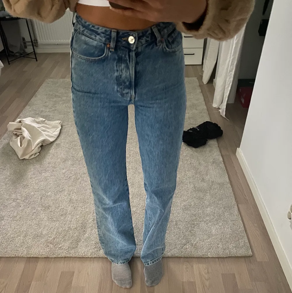 Ett par blå jeans från Bikbok! Köpta för 600kr! Använda fåtal gånger. Jag är 173 cm lång ❤️. Jeans & Byxor.