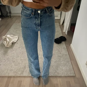 Blå jeans - Ett par blå jeans från Bikbok! Köpta för 600kr! Använda fåtal gånger. Jag är 173 cm lång ❤️