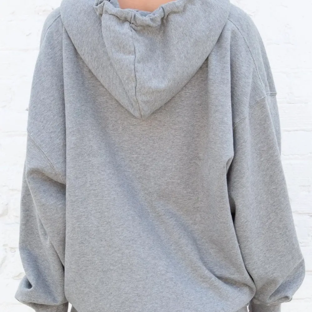 jättefin grå zip hoodie från Brandy Melville! säljer då den inte kommer till användning! hör av dig till mig om du är intresserad så diskuterar vi pris💜✌🏼🥰. Tröjor & Koftor.