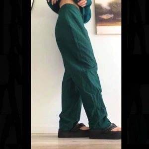 Retro gröna byxor - Säljer ett par fina retro gröna byxor, fin passform😍 säljer pga för mycket kläder
