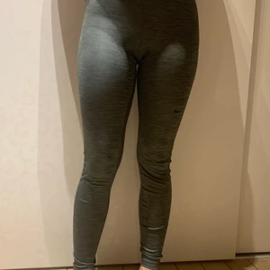Nike PRO träningsthigt  - Nike PRO träningsthigts med hög midja använda några få gånger i bra skick säljs pågrund av att dom inte används mer 