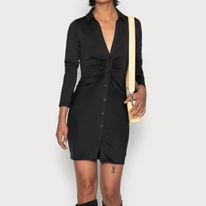 Svart skjortklänning  - Säljer denna super snygga och sexiga svarta klänning med knäppning, krage och snyggt rubbat framtill 🤩 Säljer pågrund av att den inte kommit till användning, har endast använt en gång. ❤️ storlek xs men passar small och medium lika bra. Skriv för bättre bilder 