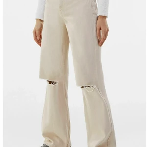 Beiga jeans med hål - Skit fina beiga jeans med hål som tyvärr aldrig kommer till användning då dom inte riktigt är min typ av jeans, dom är endast testade. Alltså ej använda ☺️